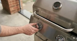 Integrated lid thermometer on a 2 burner gas grill for precise temperature control.