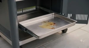 Accessible, removable fat tray for simple electric barbecue cleaning.